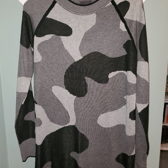 Lysse Carolyn Maxed Out Camo Sweater Size Small - Picture 2 of 5